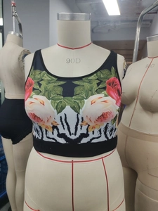 Détail de brassière de sport à imprimé floral et zèbre avec ourlet élastique
