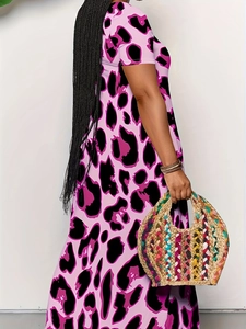 Detail of V-neck maxi dress with leopard print and colorful woven straw handbag