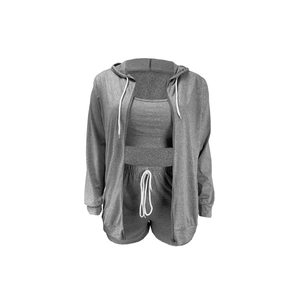 Détail du survêtement gris 3 pièces avec veste à capuche, débardeur et short à cordon