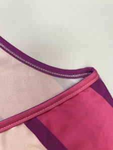 Detailaufnahme von pink-lila gestreiftem Ausschnitt mit verstärkten Nähten
