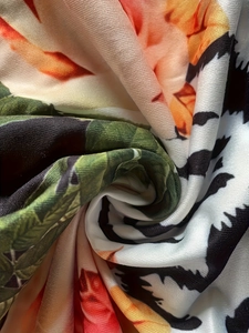Détail macro d'un tissu lisse aux motifs floraux éclatants et rayures de zèbre