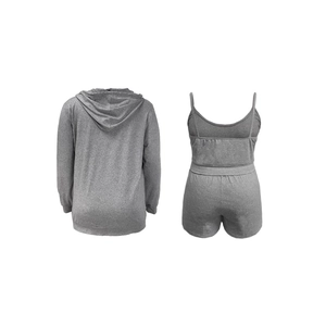 Vue détaillée du dos de l'ensemble de sport gris 3 pièces avec sweat à capuche et short