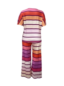 Zweiteiliges Damen-Freizeitset mit bunt gestreiftem Kurzarm-T-Shirt und weiter Hose