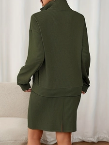 Ensemble tricot deux pièces vert foncé avec pull à col roulé et jupe midi fendue élégante