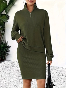 Ensemble en maille côtelée vert foncé avec haut zippé à manches longues et jupe midi