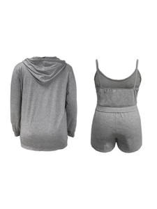 Ensemble de sport gris trois pièces avec sweat à capuche, débardeur et short assorti