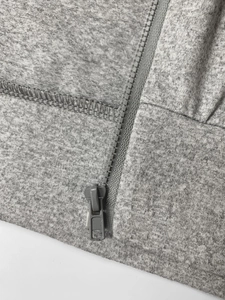 Ensemble de sport 3 pièces femme avec sweat à capuche zippé gris et short athlétique