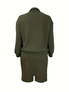 Vue arrière d'un ensemble deux pièces en maille vert olive avec manches longues et short