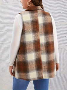 Vista posteriore di un gilet lungo da donna a quadri marroni con classico revers