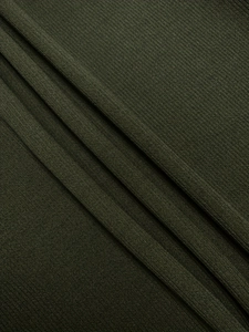 Gros plan sur la maille côtelée vert olive foncé montrant la texture et le drapé