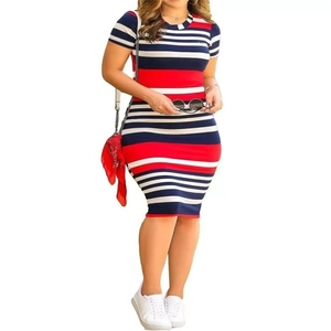 Robe moulante à manches courtes avec rayures rouges, blanches et bleu marine ajustée