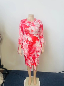 Détail de robe fleurie avec découpe goutte et manches à cordon de serrage chic