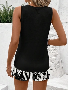 Détail d'un ensemble femme avec débardeur noir et short à imprimé feuilles en tissu texturé