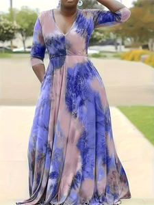 Détail de la robe maxi tie-dye à col en V avec des motifs imprimés aquarelle élégants