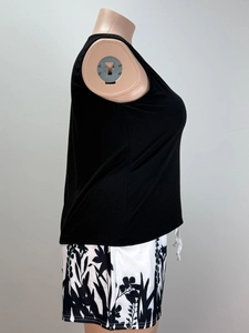 Vue latérale du débardeur noir et du short à fleurs sur un mannequin de couture