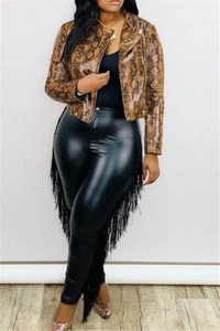Detailansicht der Fransen und Textur der schwarzen High-Waist Lederhose für Damen