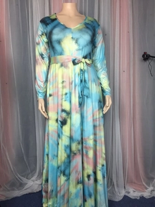 Détail du décolleté en V et de la ceinture sur robe longue tie-dye à manches longues