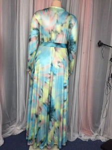 Détail de la robe maxi tie-dye colorée montrant le design du dos et la ceinture élastique