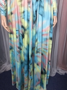 Détail d'une robe maxi tie-dye colorée avec col en V profond et cordon à la taille