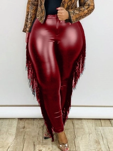 Details der burgunderroten Kunstlederhose mit hoher Taille und langen Fransenakzenten