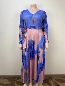 Détail du col en V et du cordon de serrage sur la robe longue tie-dye bleue et rose