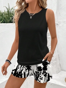 Ensemble d'été deux pièces femme avec débardeur noir et short floral à cordon