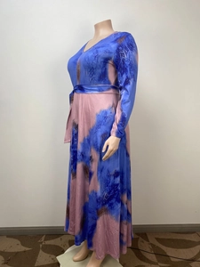 Détail de la robe maxi tie-dye à col en V montrant le motif aquarelle bleu et rose vif