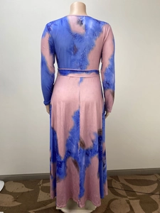 Vue arrière d'une robe longue à manches longues avec motif tie-dye rose et bleu