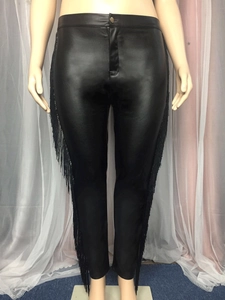 Schwarze PU-Lederhose mit Fransenbesatz an den Seiten und hoher Taille im Detail