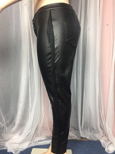 Detailansicht der High-Waist-Lederhose mit langen Fransen an der Seite und schmaler Form