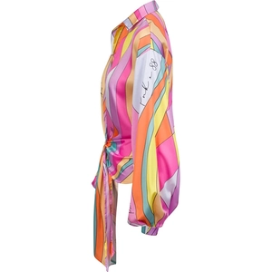 Dettaglio camicia a righe geometriche multicolore con nodo laterale e stampa manica