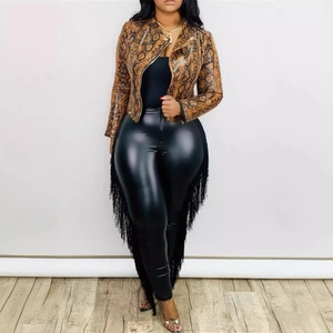 Damen Kunstlederhose mit hoher Taille und Fransen kombiniert mit Schlangenmuster-Jacke