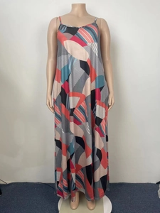 Détail d'une robe longue ample avec motifs géométriques colorés et fines bretelles