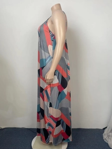 Vue latérale d'une robe maxi avec imprimé géométrique abstrait et col en V sans manches