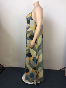 Détail de l'imprimé géométrique coloré et tissu léger sur une robe longue à col en V