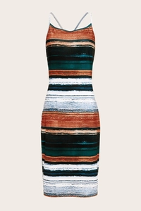 Détail de rayures artistiques abstraites tie-dye sur cette robe moulante à bretelles