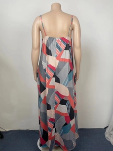 Détail des fines bretelles et de l'imprimé géométrique au dos de cette robe longue d'été