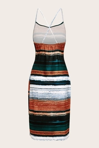 Détail du design dos nu à bretelles croisées sur une robe midi en tricot tie-dye
