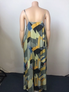 Vue détaillée du dos d'une robe maxi avec des motifs patchwork géométriques et fines bretelles