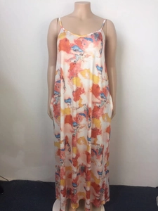 Détail d'une robe longue ample à col en V avec imprimé aquarelle abstrait et fines bretelles