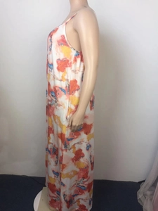 Détail de profil d'une robe maxi ample à col en V avec imprimé abstrait coloré