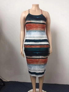 Détail de la robe moulante montrant l'imprimé tie-dye abstrait coloré et sa coupe slim