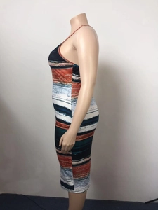 Vue latérale détaillée d'une robe midi moulante avec imprimé abstrait orange et bleu