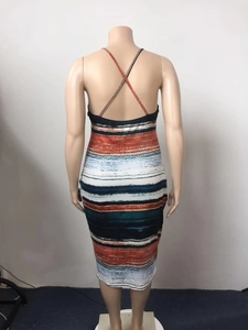 Détail d'une robe midi tie-dye à rayures colorées et dos nu croisé moulante