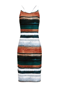 Détail des fines bretelles et motifs tie-dye colorés sur une robe moulante