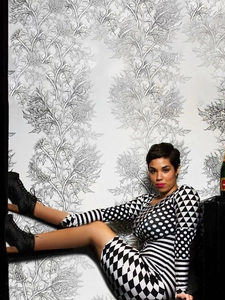 Détail d'une robe moulante à manches longues pour femmes avec motifs géométriques noir et blanc