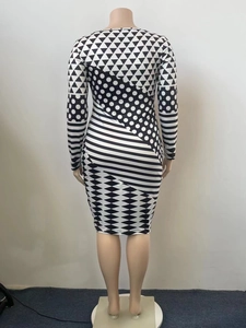 Vue détaillée du dos montrant les motifs géométriques de cette robe midi à manches longues