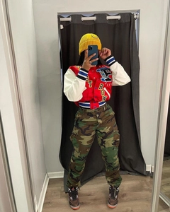 Détail d'un pantalon cargo large avec imprimé camouflage jungle et plusieurs poches