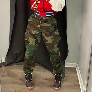 Pantalon cargo camouflage forêt oversize streetwear coupe droite ample avec poches latérales