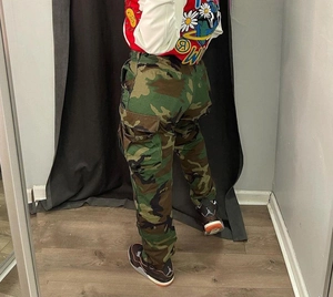 Détail du pantalon cargo camouflage woodland avec grandes poches latérales et tissu sergé
